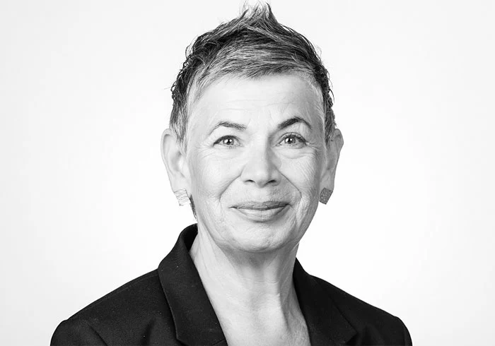 Sie hat kurze Haare und blickt freundlich in die Kamera.