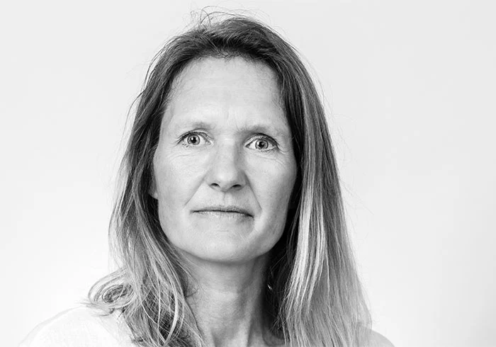 Sie hat lange, glatte Haare und blickt freundlich in die Kamera.