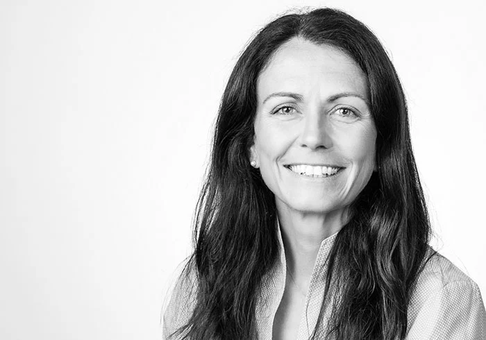 Sie hat lange, glatte Haare und lacht freundlich in die Kamera.