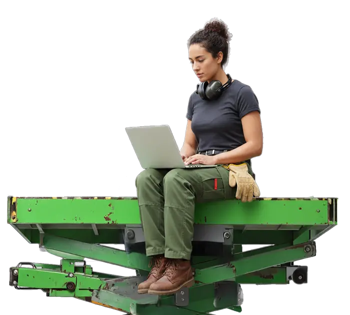 Frau sitzt auf grüner Hebebühne und hält lächelnd einen „hebebühne“-Schal über den Kopf.